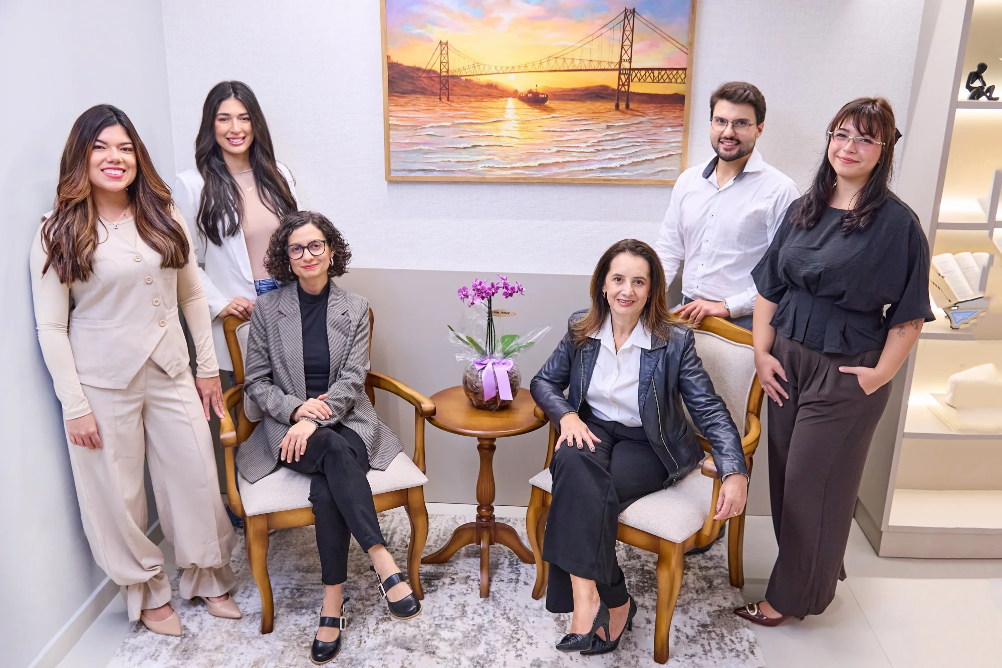 Equipe do Almeida Kehl Advogados Associados reunida no escritório