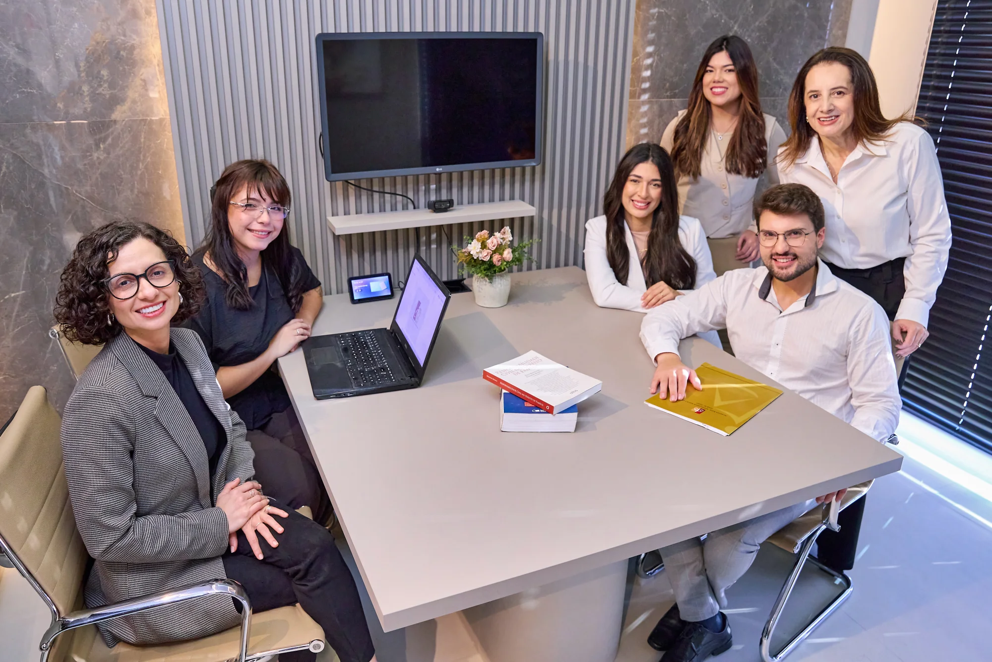 Equipe do Almeida Kehl Advogados Associados reunida em uma mesa de trabalho
